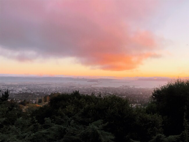 Foto del edificio - 6100 Skyline Blvd