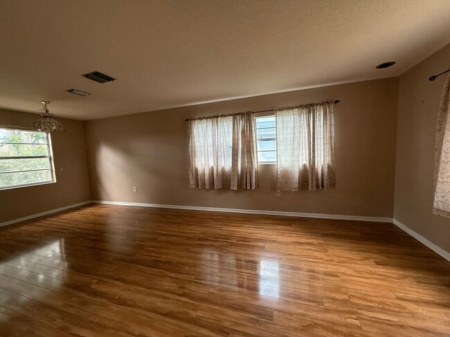 Foto del edificio - Englewood Park 3 bedroom, 2 bath available...