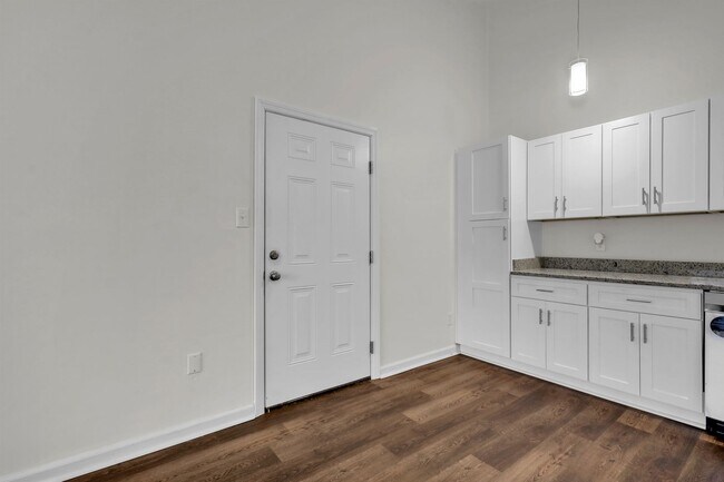 Foto del edificio - Almost New & Ready for you! Lovely 1 Bedroom/1 Bath Condo