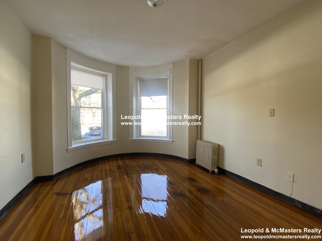 Building Photo - 2016 Commonwealth Ave