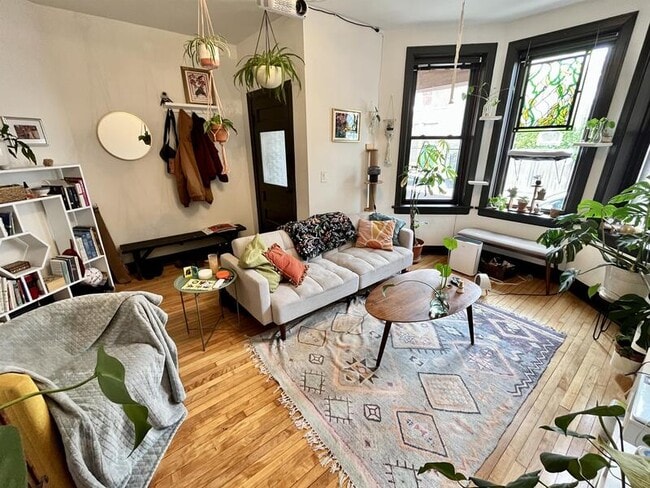 Foto del edificio - 837 W 33rd St