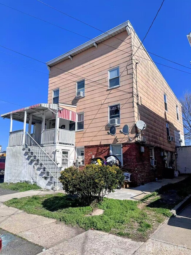 Building Photo - 136 Broad St
