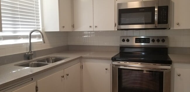 Building Photo - 1 Bedroom Salt Lake Condo Available early ...