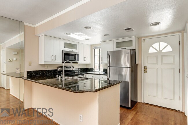 Foto del edificio - 9270 Towne Centre Dr