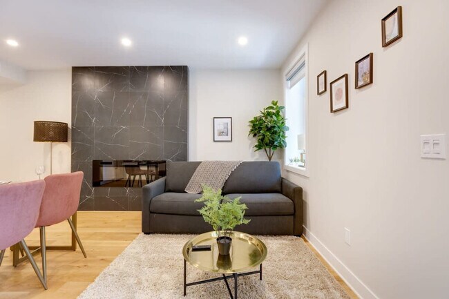 Building Photo - 1520 Av des Pins O