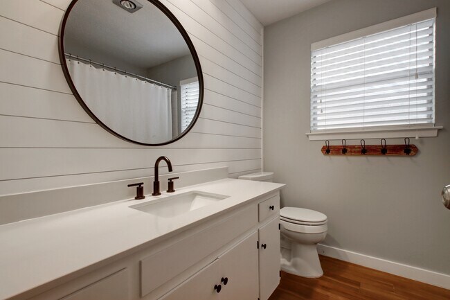 Building Photo - 9425 Shady Oaks Dr