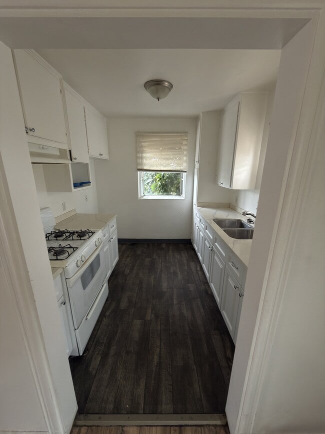 Photo - 820 W Imperial Hwy (Los Angeles, CA) Apartment