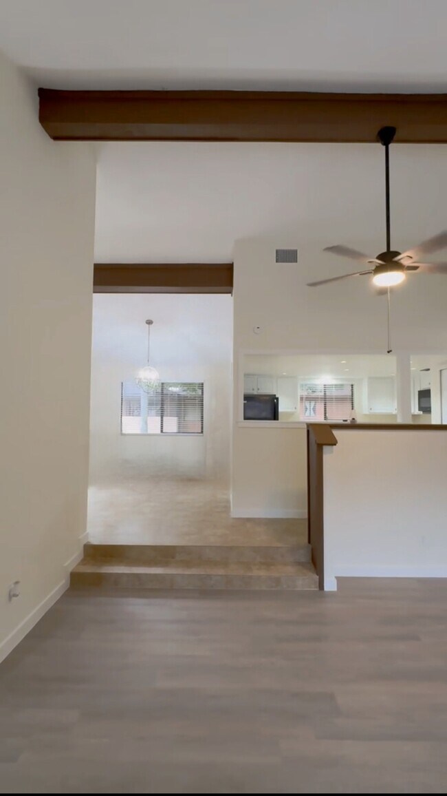 Foto del edificio - 121 Springwind Way