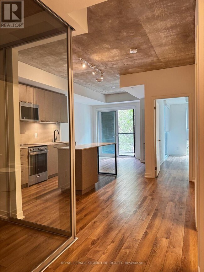 Photo du bâtiment - 1808 St Clair Ave W