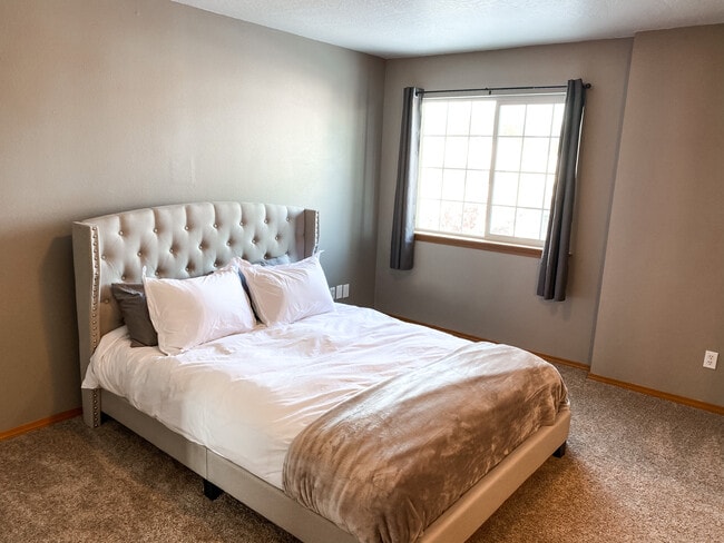 Foto del edificio - 3210 Meadow Glen Ln