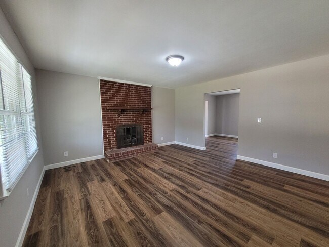 Foto del edificio - Spacious 3 Bedroom 2 Bath Brick Home in Mo...