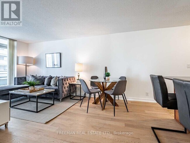 Photo du bâtiment - 736 Spadina Ave.