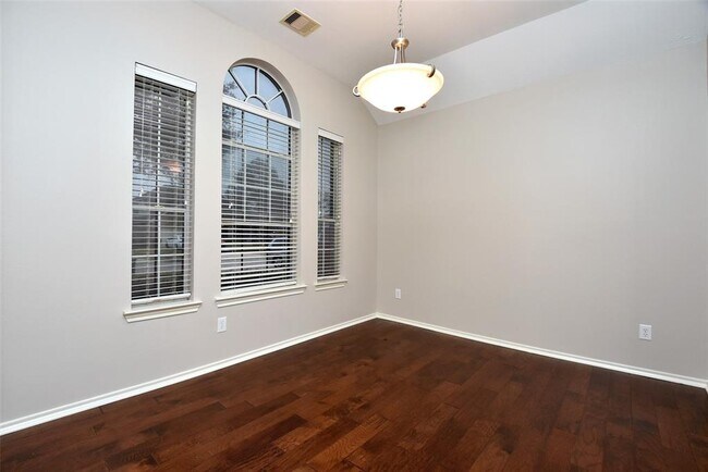 Foto del edificio - 24927 Lakecrest Manor Dr