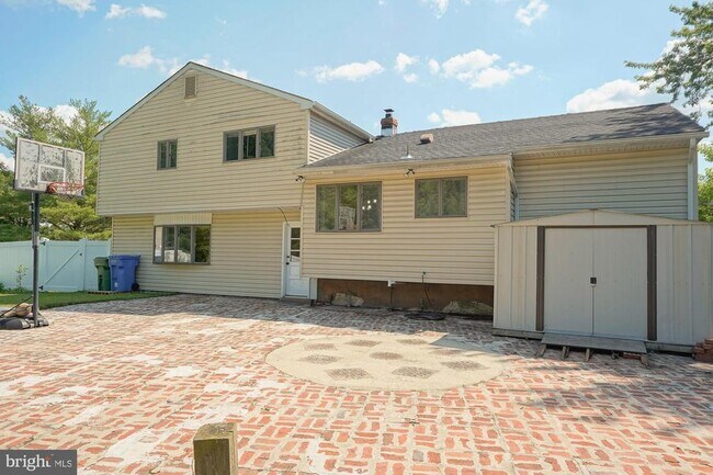 Building Photo - 701 Crestbrook Ave