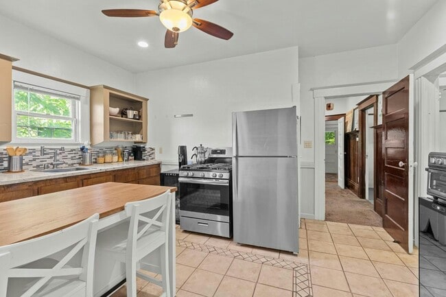 Building Photo - 605 T St