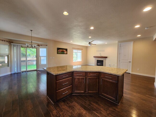 Foto del edificio - Luxury! 4 bdrm 3.5 bath HOUSE w/ Views! 2 car garage!