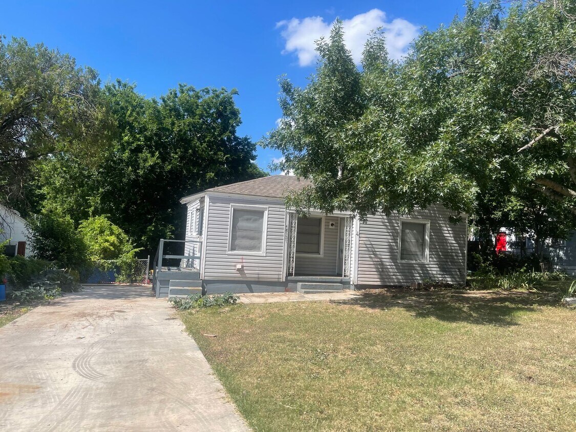 Primary Photo - AVAILABLE NOW 2 Bedroom 1 Bath Home in Riv...