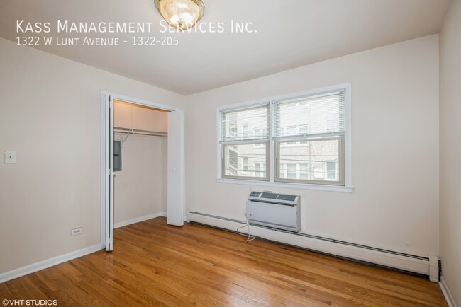 Building Photo - Spacious 3 br/2 bath Rogers Park unit, wat...