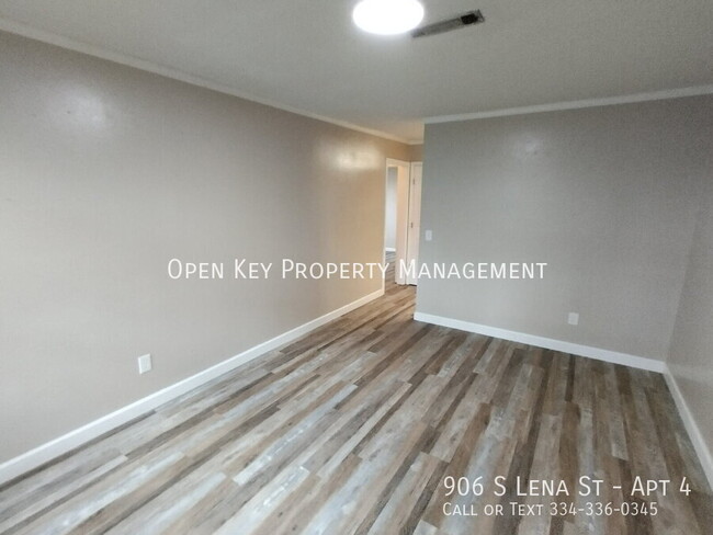 Building Photo - 906 S Lena St