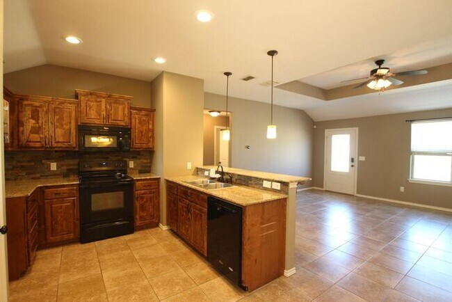 Foto del edificio - Tour Today! 3 Bedroom 2 Bath in Lindale ISD!
