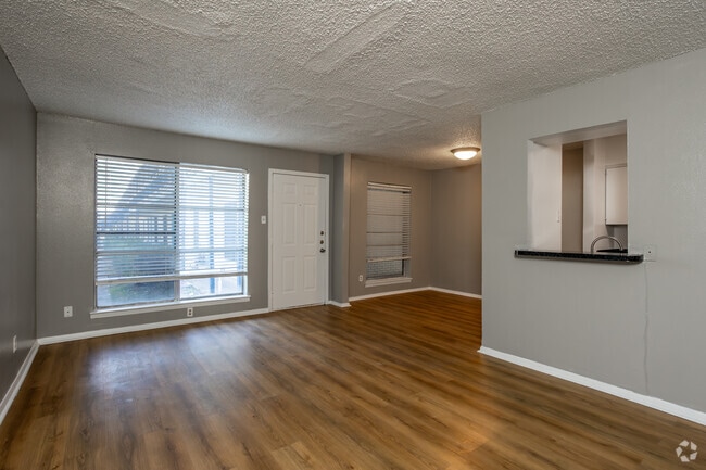 1BR, 1BA - 750SF - Living/Dining Area - Hickory