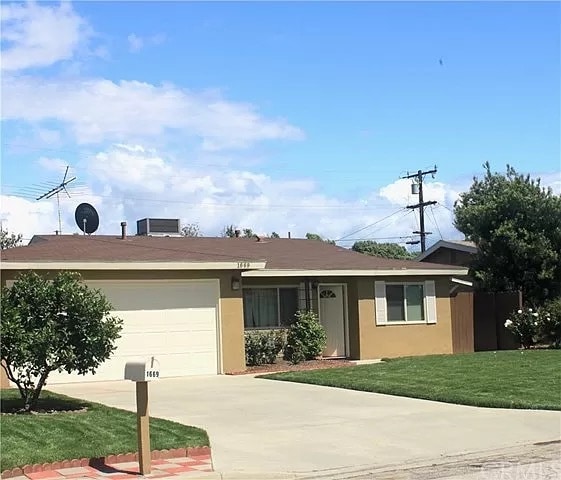 Photo - 1669 Elm St House