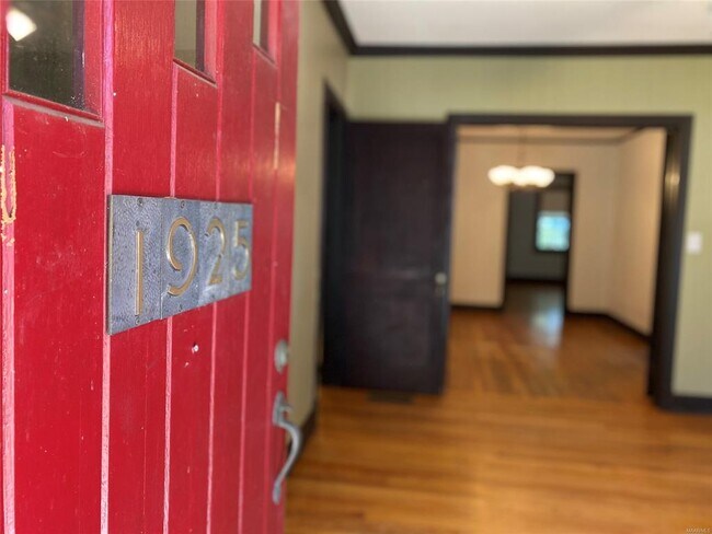 Building Photo - 1925 Windsor Ave