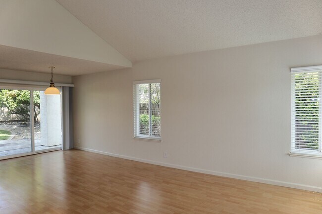 Building Photo - Spacious 4-bedroom home located in Union C...