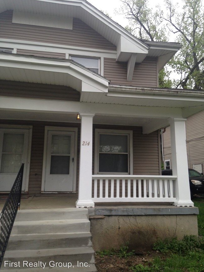 Building Photo - 212-214 W Parkwood Dr