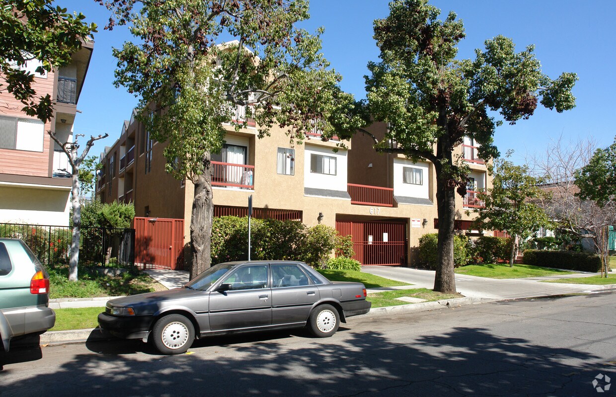 Building Photo - 617 E Elk Ave