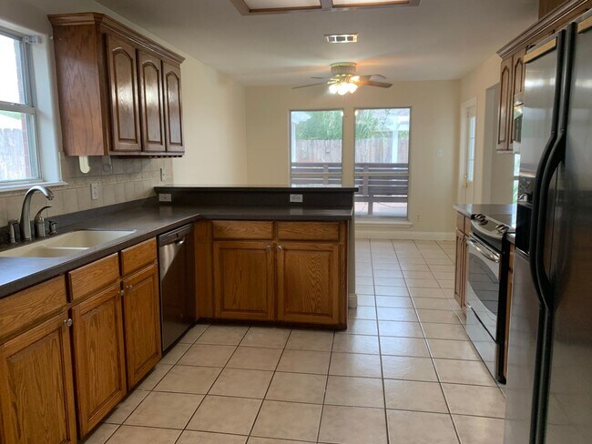 Foto del edificio - 3821 Brockhampton - 4/Bed 2/Bath - $2295/m...