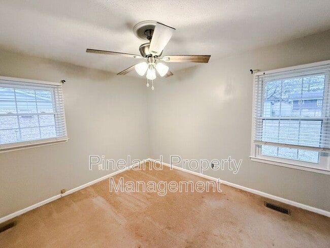 Foto del edificio - 2821 E Cramer Dr