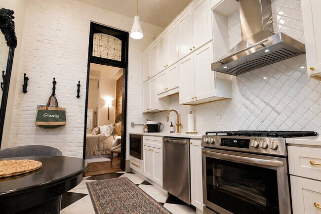 Foto del edificio - 124 W 9th St