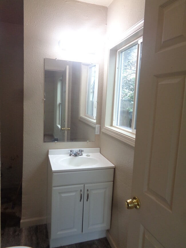 Building Photo - 649 Elm St
