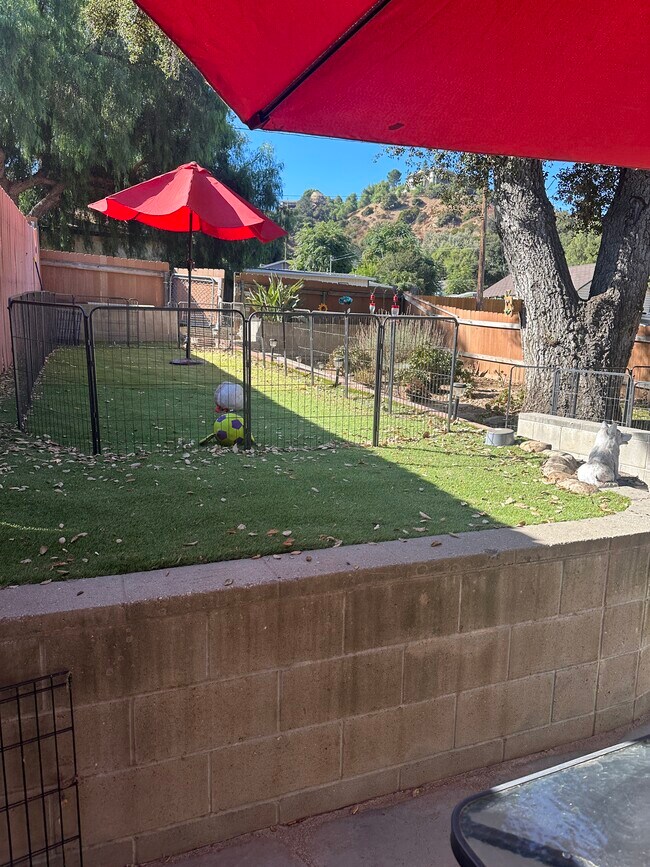 Foto del edificio - 842 Katherine Rd