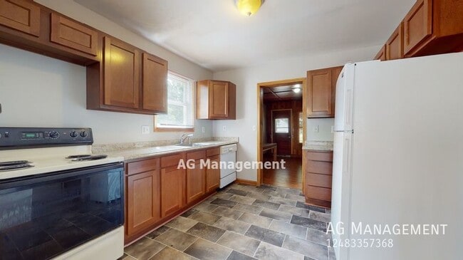 Building Photo - 16382 Frazho - 2Bed/1Bath Roseville Ranch