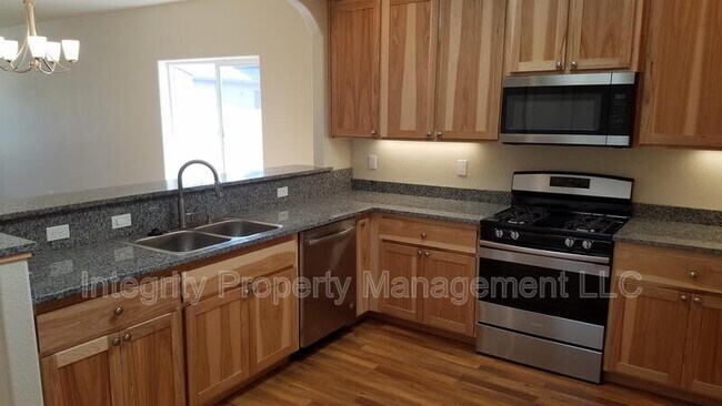 Building Photo - 715 SW Ramsey Ave