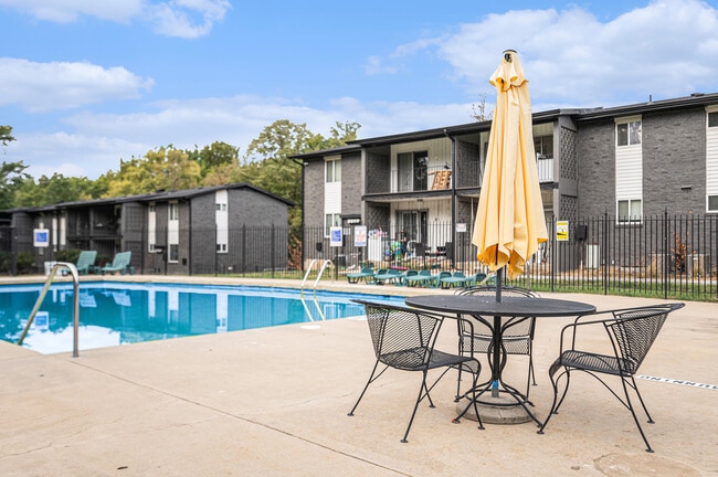 Building Photo - Royal Court Apartments
