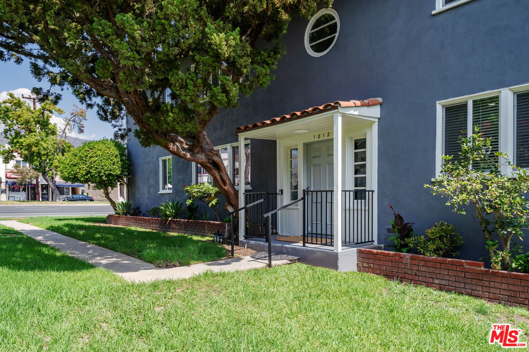 Foto principal - 1812 W Glenoaks Blvd