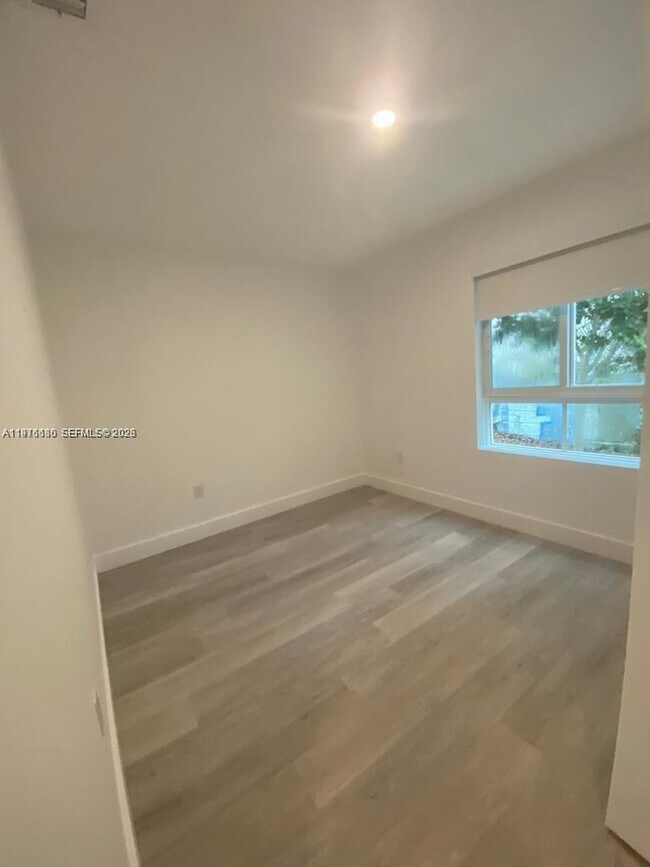 Foto del edificio - 2561 NE 193rd St