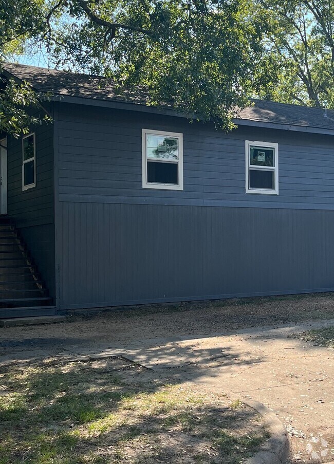 Building Photo - 200 Forrest Ave
