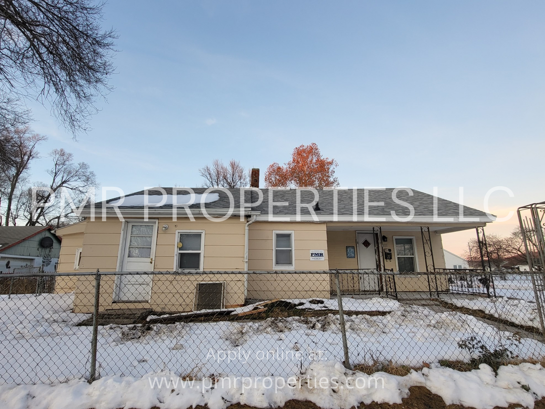 Primary Photo - 2Bed/1Bath Home with extra room