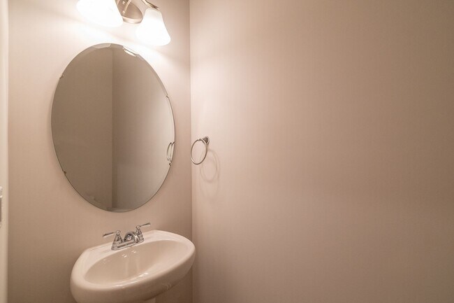 Foto del edificio - Beautiful Brand New 3 Bedroom 2.5 Bath Townhome in Hickory Glen!