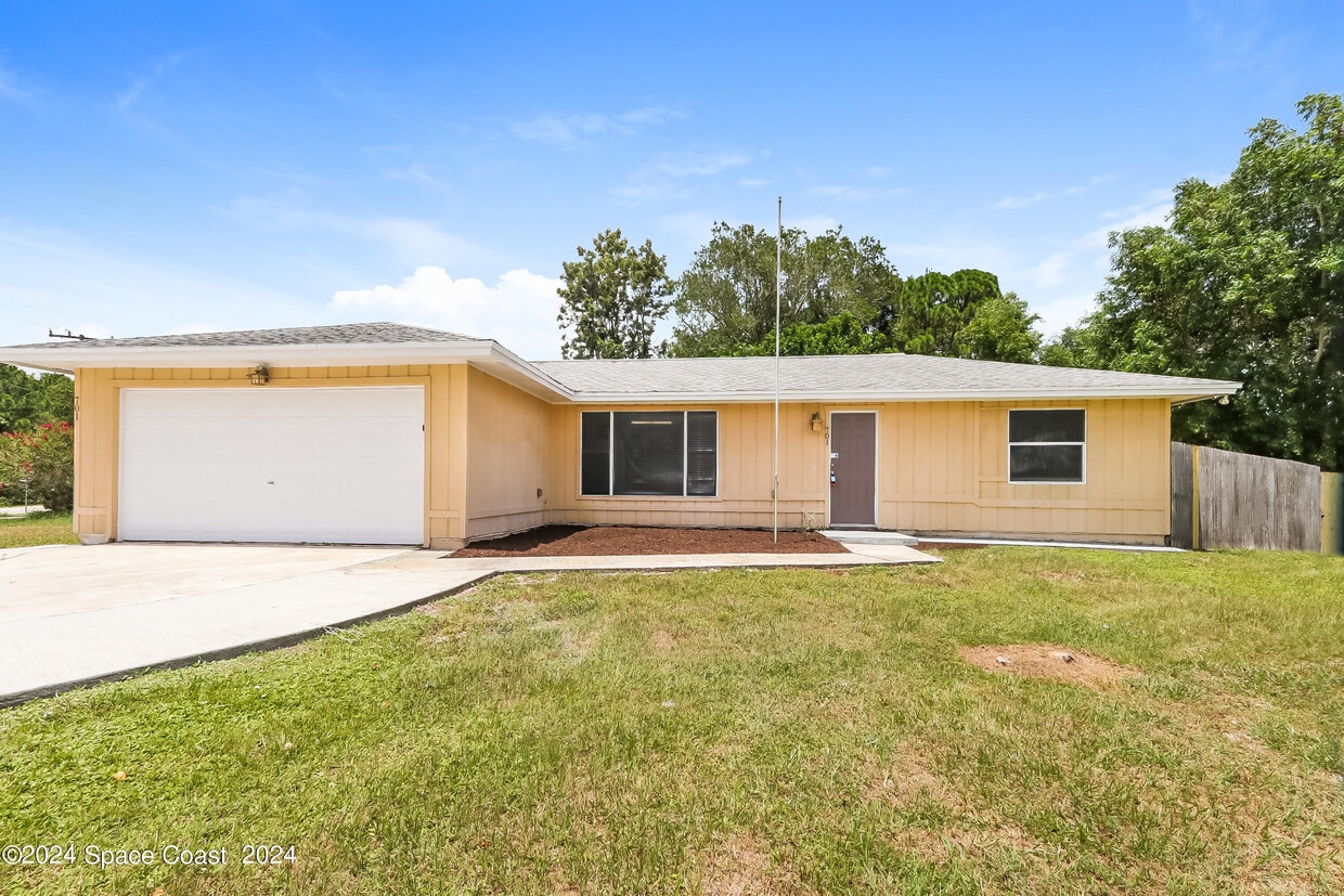 Foto principal - 701 NW Grenada St