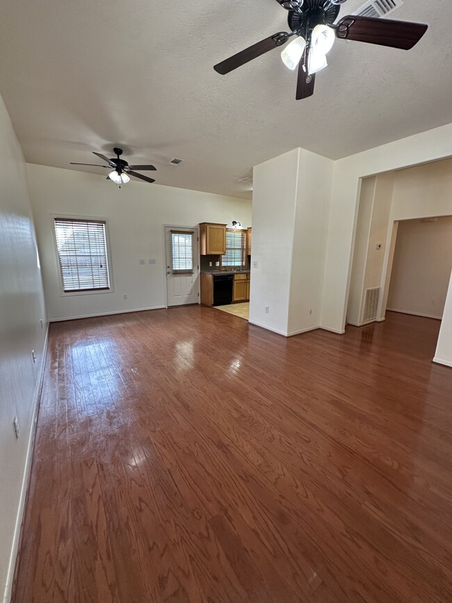 Foto del edificio - 1000 E Main St