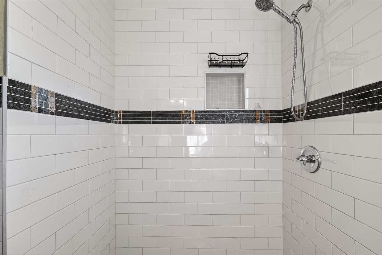 Building Photo - 302 W Shaw Ave