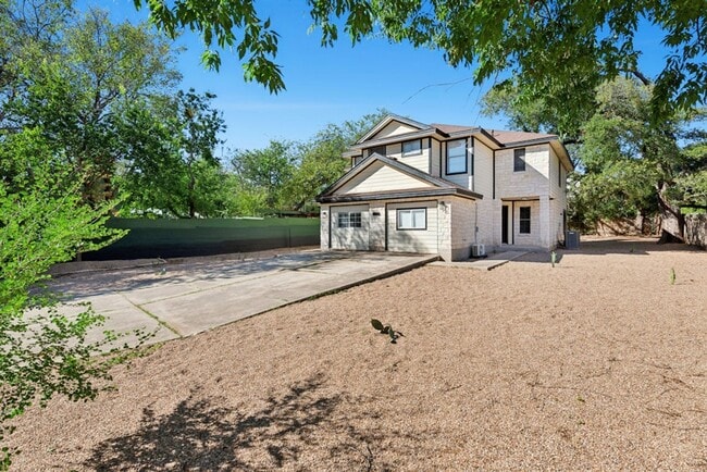 Building Photo - Newly Remodeled Duplex Great Location!