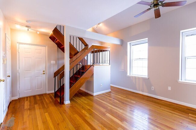 Foto del edificio - Lofted Living in McLean Gardens!