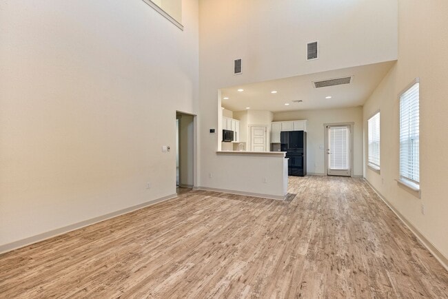 Building Photo - Beautiful 3 bedroom, 2.5 bathroom home in ...