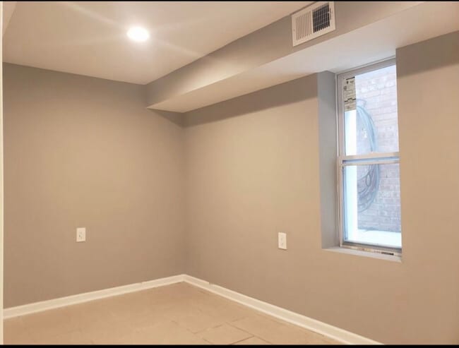 Building Photo - 2214 N Mango Ave